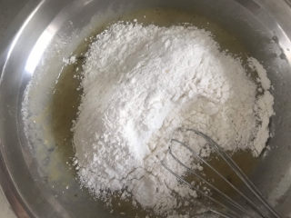 香蕉纸杯蛋糕（少油少糖）,再筛入低筋面粉，画z字搅拌均匀