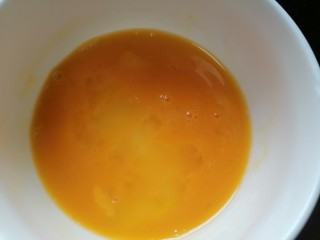 酱油蛋炒饭,将蛋液搅打均匀