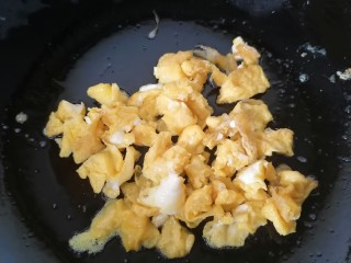 酱油蛋炒饭,将鸡蛋快速炒散成小块