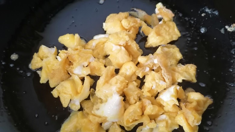 酱油蛋炒饭,将鸡蛋快速炒散成小块