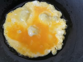 酱油蛋炒饭,倒入蛋液