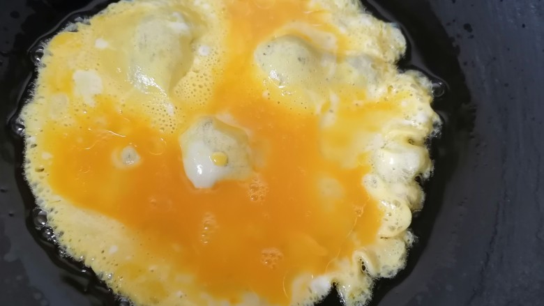 酱油蛋炒饭,倒入蛋液