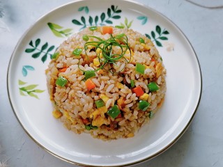 酱油蛋炒饭,将米饭装在小碗里然后倒扣即可，放上葱丝卷点缀。