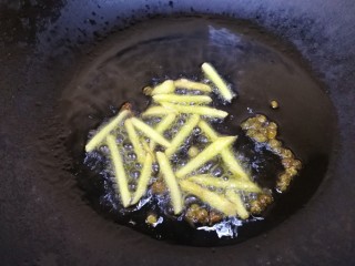 爆炒章鱼,热锅倒入适量油，放入姜，花椒爆香。