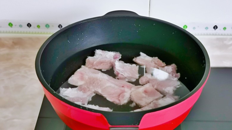 土豆排骨焖饭,焯水：冷水下锅，烧开后再煮2-3分钟，捞出冲洗干净。