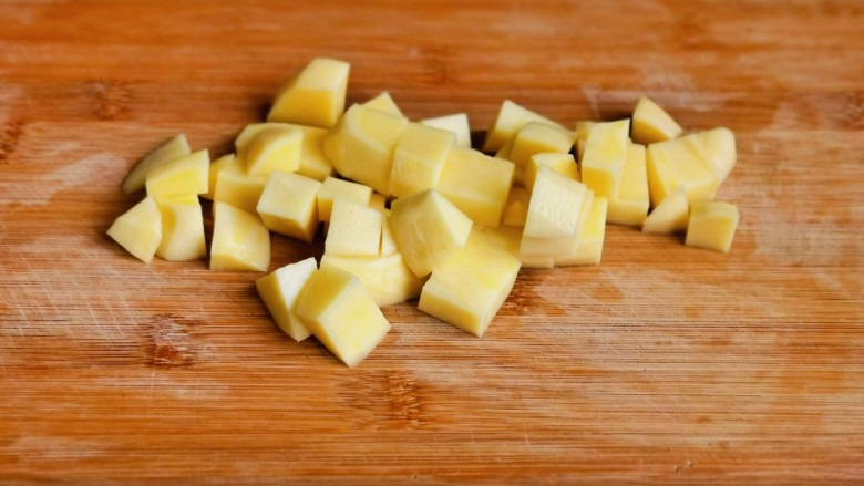 土豆排骨焖饭,土豆去皮洗干净切小块。