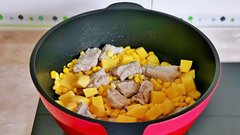 土豆排骨焖饭,再加入玉米粒，土豆块。