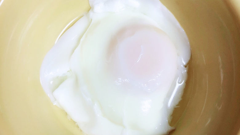 荷包蛋焖面,鸡蛋八分熟即可捞出待用。