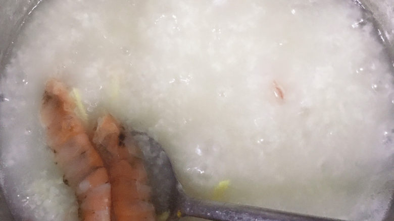 鲍鱼海鲜粥,放虾和姜丝