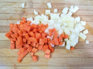 臊子面,土豆胡萝卜去皮切成小丁。 