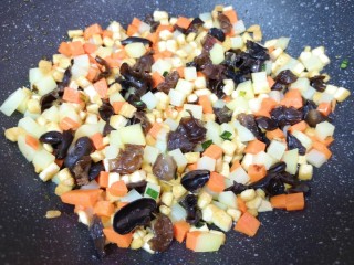 臊子面,下入黑木耳和豆腐丁翻炒均匀。 