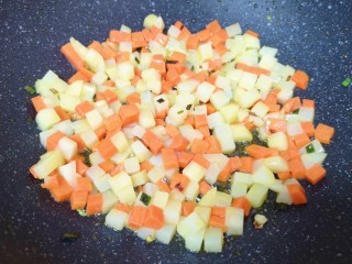 臊子面,下入土豆胡萝卜翻炒均匀。 