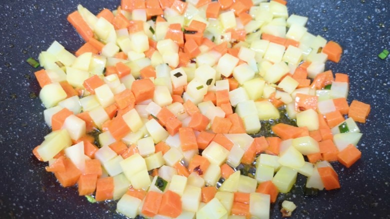 臊子面,下入土豆胡萝卜翻炒均匀。 