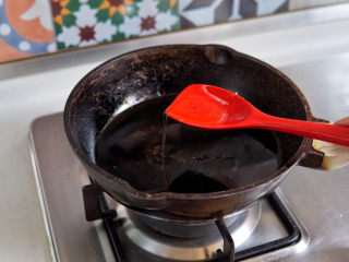快手葱油面,米醋可以有效解腻，增加味道。