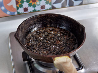 快手葱油面,依次加入生抽、米醋、老抽、白糖、盐，继续中小火慢慢将白糖、盐熬煮融化，滚起小泡关火。