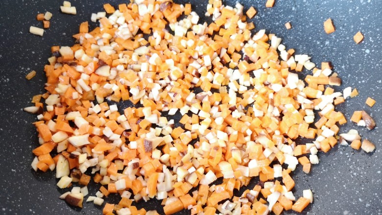 豆腐鸡蛋羹,炒锅内倒少许食用油烧热，下入胡萝卜香菇丁翻炒均匀。