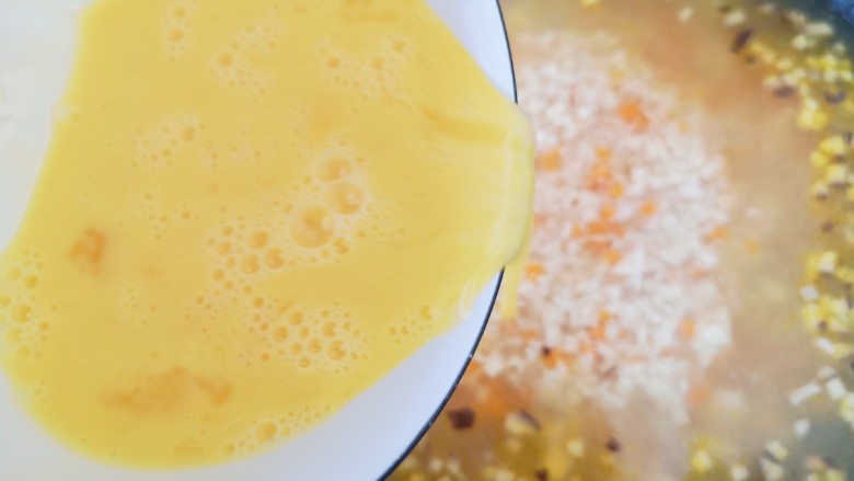 豆腐鸡蛋羹,将蛋液倒入汤里，快递搅拌均匀。