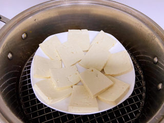 肉沫蒸豆腐,豆腐要上锅蒸一下。