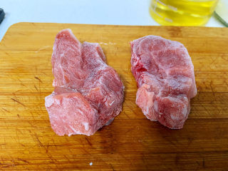 肉沫蒸豆腐,切肉，等肉化开就可以切了。