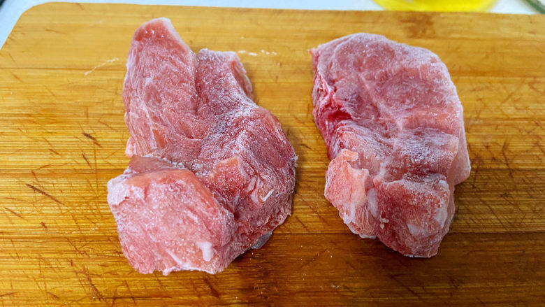 肉沫蒸豆腐,切肉，等肉化开就可以切了。
