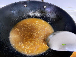 肉沫蒸豆腐,倒入水淀粉增加汤汁浓度和黏稠度。