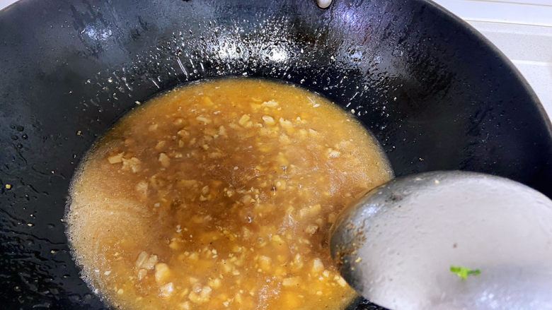 肉沫蒸豆腐,倒入水淀粉增加汤汁浓度和黏稠度。