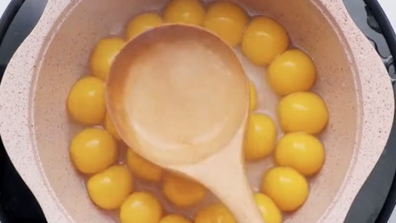 南瓜小圆子,小圆子煮熟以后，不用盛出来，把锅里的水大部分都勺出来，留下小部分的水在锅里。