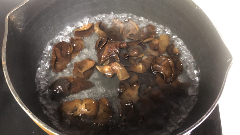 西葫芦炒木耳,锅里水沸焯水三分钟