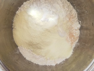 流心红糖馒头,盆中倒入面粉，酵母，奶粉