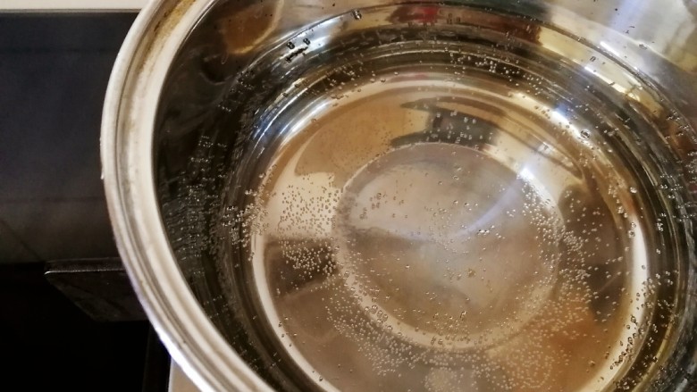 南瓜小圆子,小奶锅加适量水烧开。