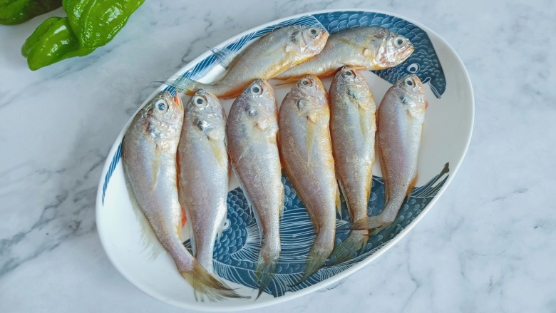 香辣小黄鱼,挑鱼可以看一下鱼鳃是不是鲜艳的，鲜艳说明都是新鲜的。