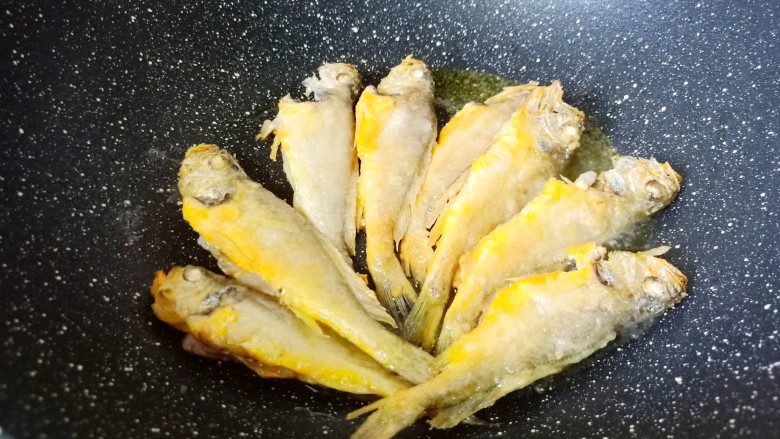 香辣小黄鱼,将小黄鱼一面煎黄再翻另外一面煎黄就可以盛盘备用。
