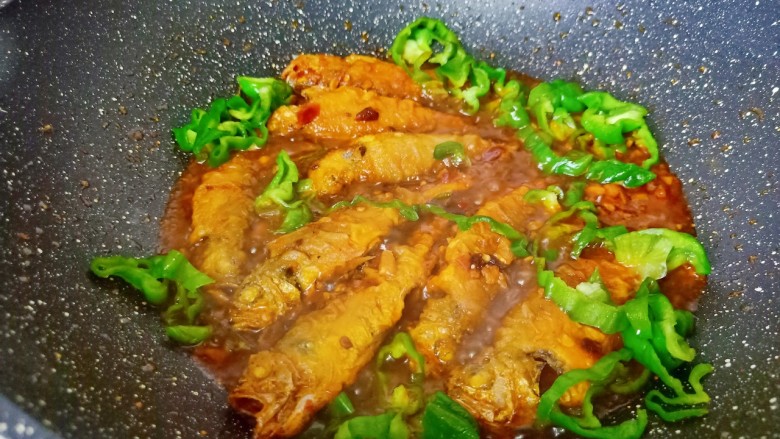 香辣小黄鱼,汤汁差不多时把青辣椒丝放入一起煮熟就可以出锅了。