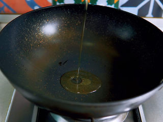 西葫芦炒木耳,锅中加入油，至微微冒泡。