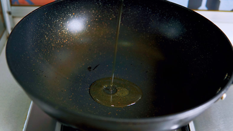 西葫芦炒木耳,锅中加入油，至微微冒泡。
