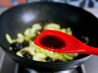 西葫芦炒木耳,出锅前，加入蚝油翻炒均匀，即可出锅装盘。