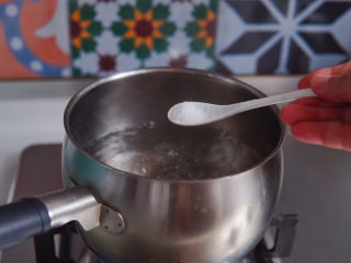西葫芦炒木耳,锅中水烧开，加一克盐。
