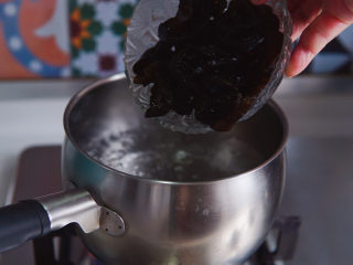 西葫芦炒木耳,洗干净的黑木耳入锅焯烫，直到再次沸腾。