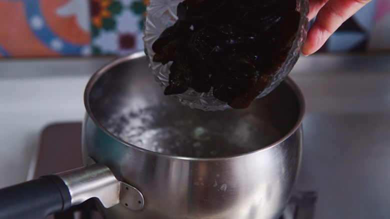 西葫芦炒木耳,洗干净的黑木耳入锅焯烫，直到再次沸腾。