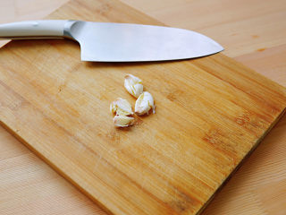 西葫芦炒木耳,大蒜用刀压碎。