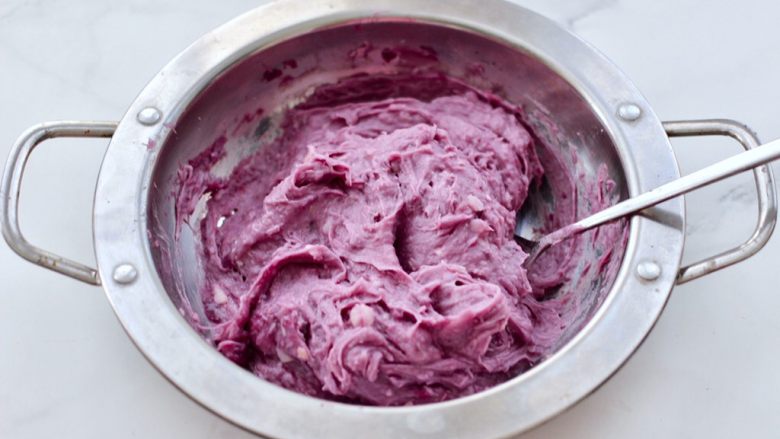 酥皮紫薯肉松派,把所有的食材混合搅拌均匀即可。