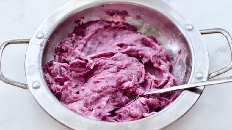 酥皮紫薯肉松派,把蒸熟的紫薯和芋头用勺子碾压成泥状。