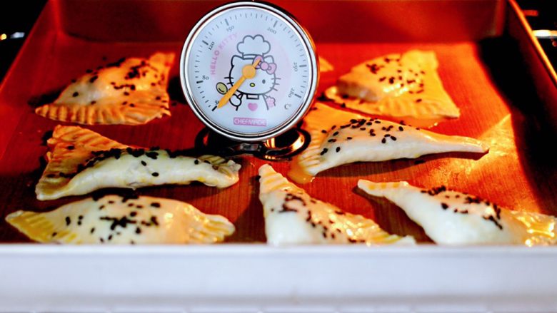 酥皮紫薯肉松派,ACA烤箱190度提前预热后，把烤盘放入烤箱，再放上学厨温度表，这样就可以掌握好温度了。
