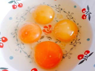豆腐鸡蛋羹,鸡蛋四个打入碗中