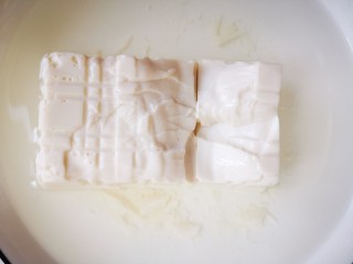 豆腐鸡蛋羹,将豆腐用80℃的热水浸泡十分钟左右去除豆腥味