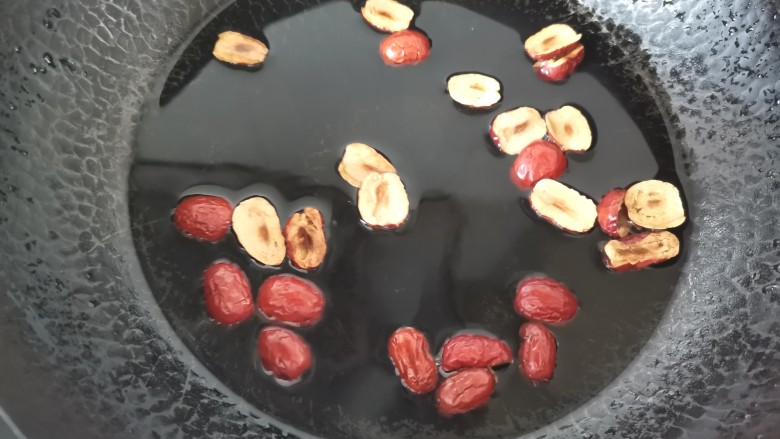 南瓜小圆子,锅里倒入一大碗水，放入红枣姜片