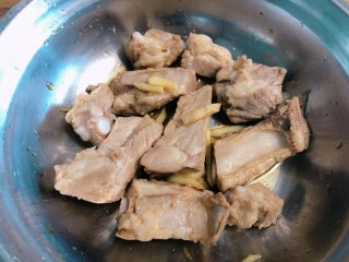 土豆排骨焖饭,腌制30分钟