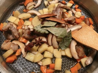 土豆排骨焖饭,加入八角桂皮香叶翻炒均匀