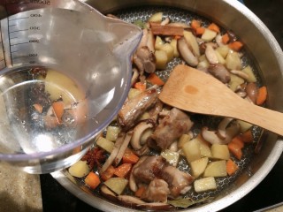 土豆排骨焖饭,加入600ml的清水