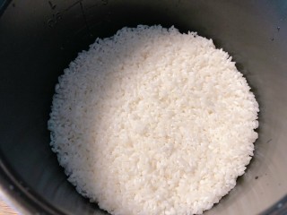 土豆排骨焖饭,300克的大米淘洗干净，倒掉水